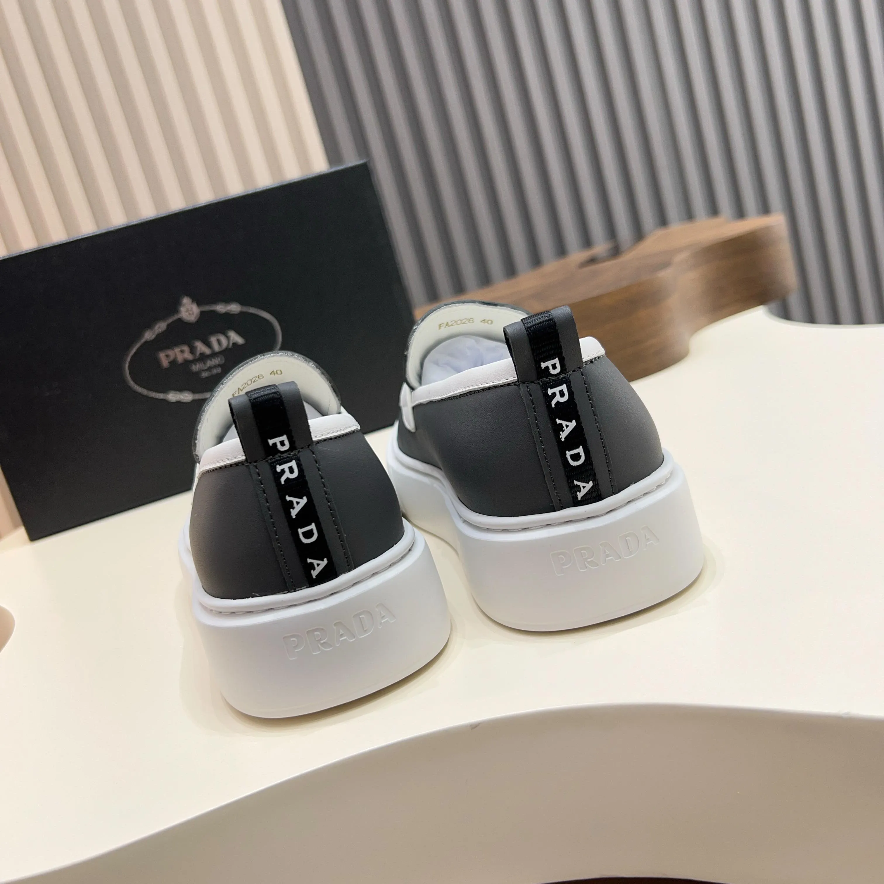 💰740 Thick-soled trendy brand (Prada) mainly promotes popular models, avant-garde and versatile fashionable men's shoes, private version molding, cowhide splicing 1:1 replica... fashionable, simple, elegant, more eye-catching and more classy, ​​it will subvert the old idea, a must-have for fashionistas who want to spend time with you! Must keep it! Tall and comfortable outsole, high-end quality workmanship. @ Code number: 39-44 38 45 can be ordered. Multiple colors are available.